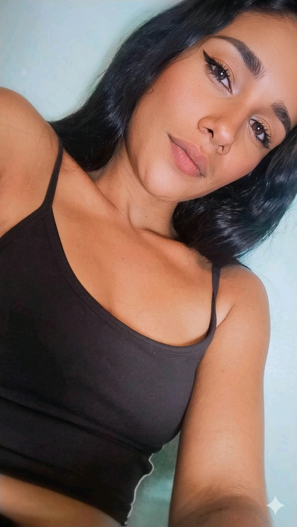 Lia from United States, online now on Dinchat